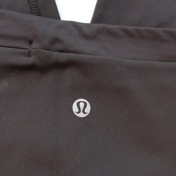 Lululemon Run black cropped leggings with reflective bands on the side - Picture 7 of 9
